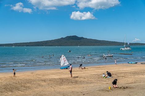 Photo of property in 1/40 Lake Road, Narrow Neck, Auckland, 0624