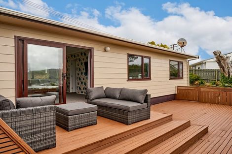 Photo of property in 15a Ruskin Road, Newlands, Wellington, 6037