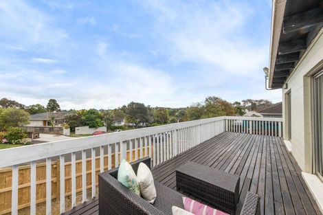Photo of property in 10 Halcombe Place, Green Bay, Auckland, 0604