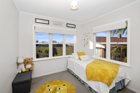 Photo of property in 100 Tiroroa Avenue, Te Atatu South, Auckland, 0610