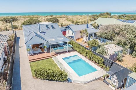 Photo of property in 35 Marine Parade, North New Brighton, Christchurch, 8083