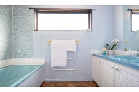 Photo of property in 18 Woodhouse Place, West Harbour, Auckland, 0618