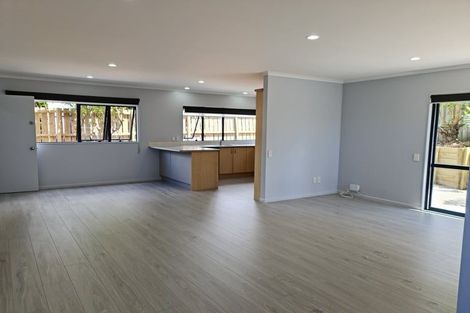 Photo of property in 1/35 Highgrove Lane, Totara Vale, Auckland, 0632