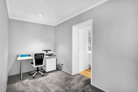 Photo of property in 5b Catherine Crescent, Moturoa, New Plymouth, 4310