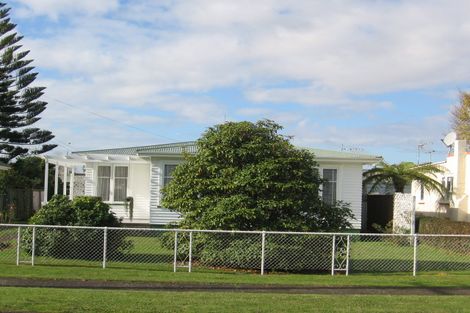 Photo of property in 17 Peachgrove Road, Te Atatu Peninsula, Auckland, 0610