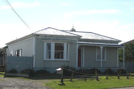 Photo of property in 4 Ashton Terrace, Castlecliff, Whanganui, 4501