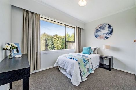 Photo of property in 33 Farquhars Road, Redwood, Christchurch, 8051
