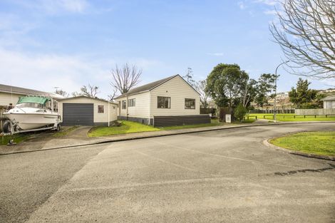 Photo of property in 12 Tilbrook Place, Papakura, 2110