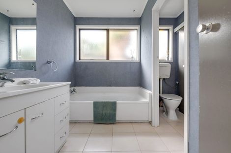 Photo of property in 30 Ransom Smyth Drive, Goodwood Heights, Auckland, 2105