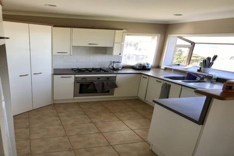 Photo of property in 52 Dress Circle, Newlands, Wellington, 6037