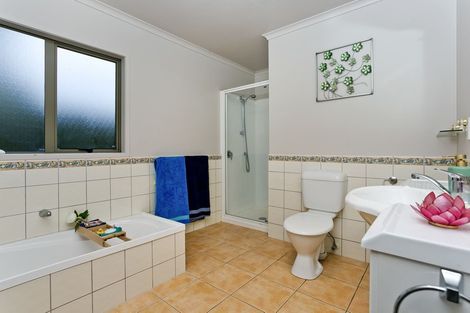 Photo of property in 37 Condor Place, Unsworth Heights, Auckland, 0632