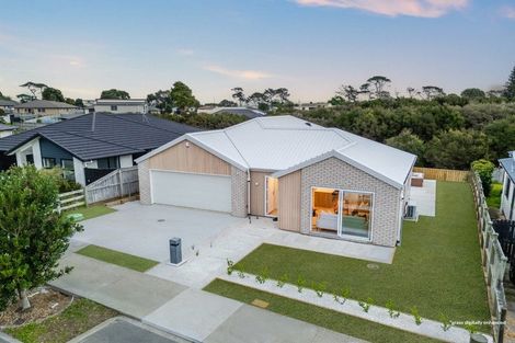 Photo of property in 21 Tahuna Minhinnick Drive, Glenbrook, 2681