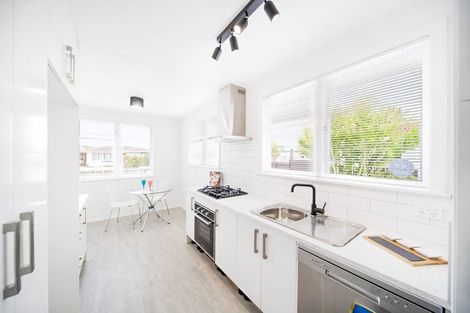 Photo of property in 33 Convair Crescent, Mangere, Auckland, 2022