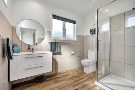 Photo of property in 18 Karaka Road, Kawakawa Bay, Papakura, 2585