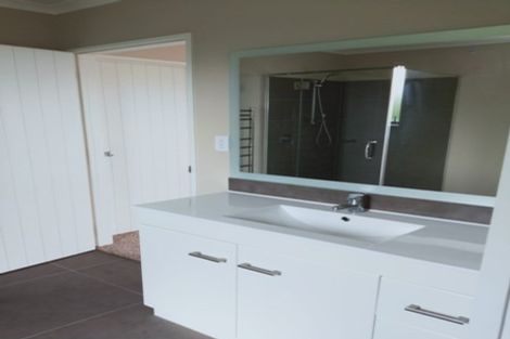 Photo of property in 5 Waldorf Crescent, Orewa, 0931