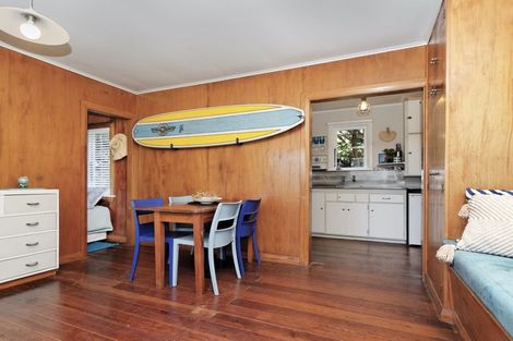 Photo of property in 43 North Piha Road, Piha, New Lynn, 0772