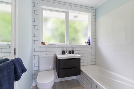 Photo of property in 127 Ruskin Road, Newlands, Wellington, 6037