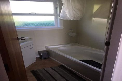 Photo of property in 5 Quigley Street, Newlands, Wellington, 6037