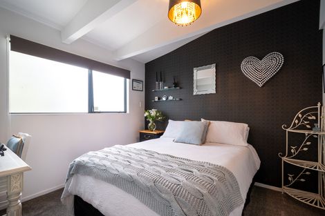 Photo of property in 12 Opanuku Road, Henderson Valley, Auckland, 0612