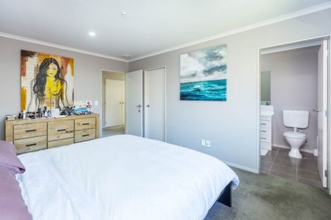 Photo of property in 6 Mcewen Crescent, Riverstone Terraces, Upper Hutt, 5018