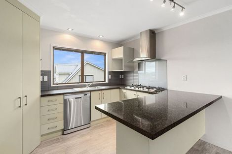 Photo of property in 16 Sumich Place, West Harbour, Auckland, 0618