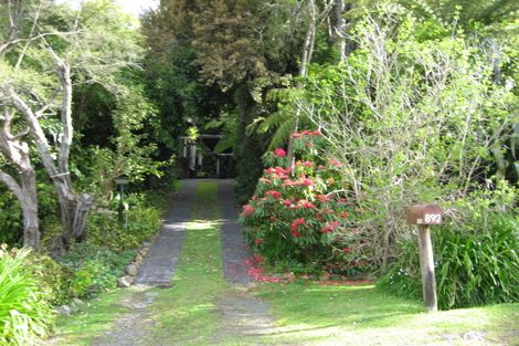 Photo of property in 892 West Coast Road, Waiatarua, Auckland, 0604