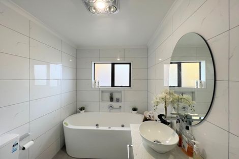 Photo of property in 2 Tir Conaill Avenue, Flat Bush, Auckland, 2019