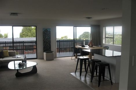 Photo of property in 2/33 Montgomery Avenue, Rothesay Bay, Auckland, 0630