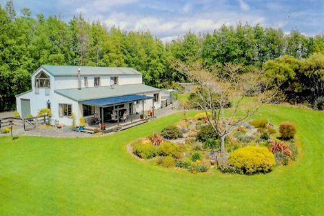 Photo of property in 370 Tararua Road, Levin, 5571