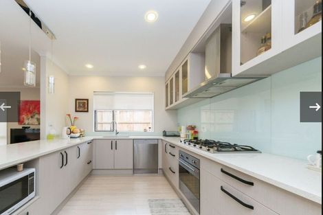 Photo of property in 5 Kilmacrennan Drive, Rosehill, Papakura, 2113