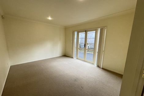 Photo of property in 4 Highgrove Lane, Totara Vale, Auckland, 0632