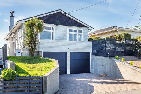 Photo of property in 56 Nevay Road, Karaka Bays, Wellington, 6022