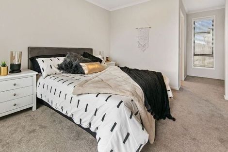 Photo of property in 2 Captain Mitchell Drive, Opaheke, Papakura, 2113