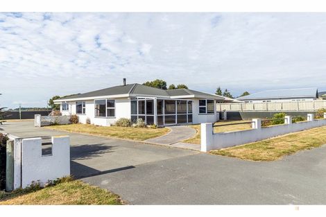 Photo of property in 19 Timaru Road, Waimate, 7924