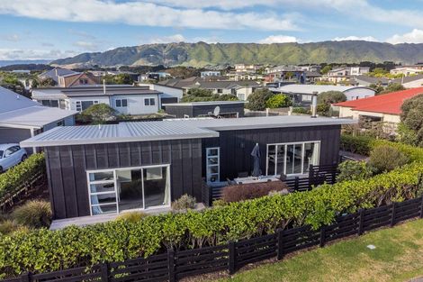 Photo of property in 6 Olliver Grove, Waikanae Beach, Waikanae, 5036