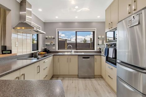 Photo of property in 19a Kawaha Point Road, Fairy Springs, Rotorua, 3015