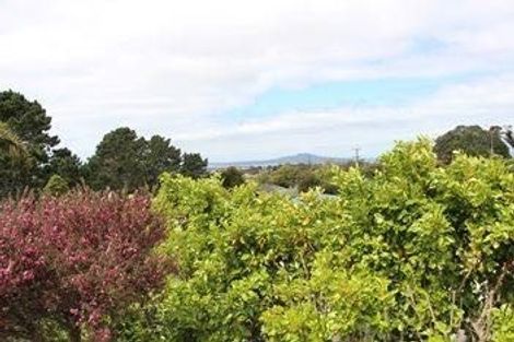 Photo of property in 583 Glenfield Road, Totara Vale, Auckland, 0629