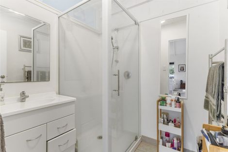 Photo of property in 2/32 Knightsbridge Drive, Forrest Hill, Auckland, 0620