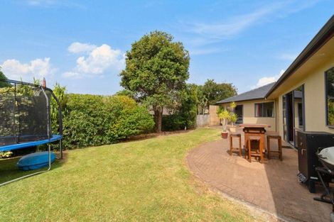 Photo of property in 19 Rosetti Rise, West Harbour, Auckland, 0618
