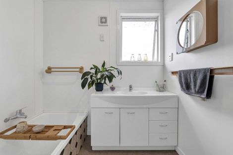 Photo of property in 15b Mayfair Place, Westown, New Plymouth, 4310