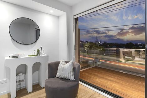 Photo of property in 2d Fowler Street, Northcote, Auckland, 0627