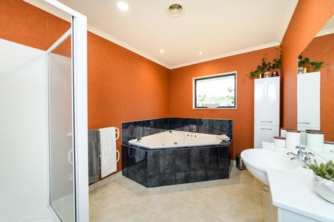 Photo of property in 54 Roberts Line, Kelvin Grove, Palmerston North, 4414