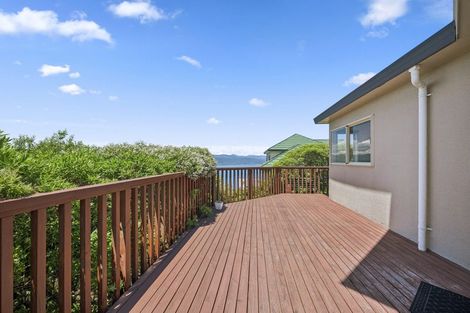 Photo of property in 9 Bennett Grove, Newlands, Wellington, 6037