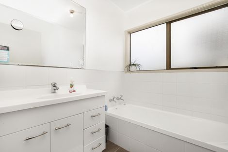 Photo of property in 12 Tilbrook Place, Papakura, 2110