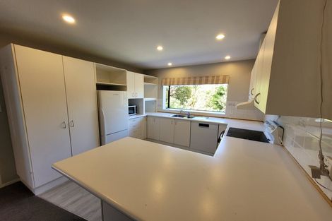 Photo of property in 15b Kinapori Terrace, Newlands, Wellington, 6037