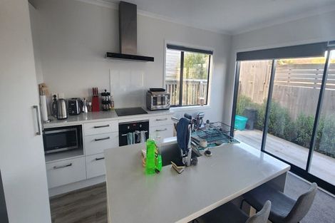 Photo of property in 29c Glanmire Road, Newlands, Wellington, 6037