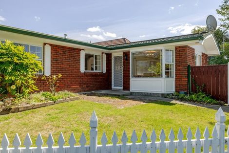 Photo of property in 17 Earl Place, Hokowhitu, Palmerston North, 4410