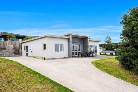 Photo of property in 2 Tua Tua Place, Baylys Beach, 0377