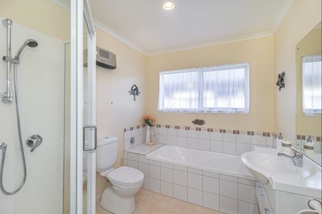 Photo of property in 68 Weraroa Road, Levin, 5510