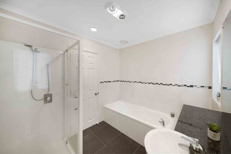 Photo of property in 9 Seresin Crescent, Flat Bush, Auckland, 2016